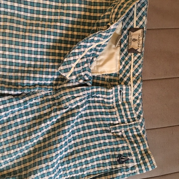 Volcom boys shorts - Picture 2 of 3